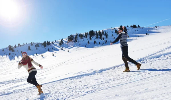 Весела молода пара розважається в зимовому парку — стокове фото