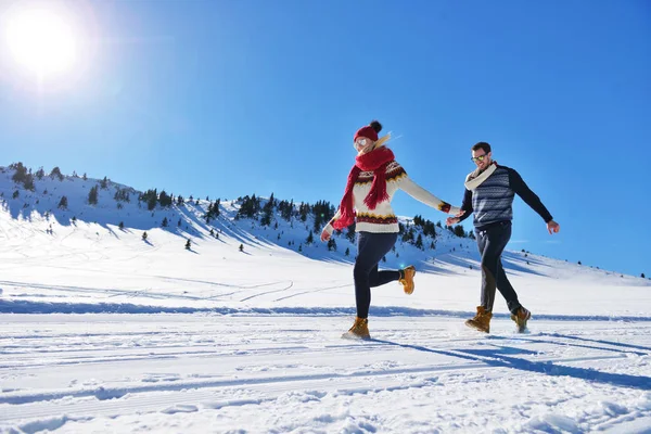 Alegre jovem casal se divertindo no parque de inverno — Fotografia de Stock