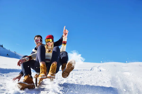 Junges Paar rodelt und genießt an sonnigem Wintertag — Stockfoto