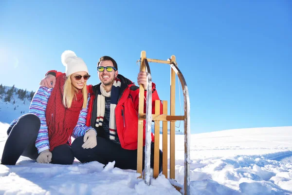 Kaygısız mutlu genç çift karda birlikte eğleniyor. — Stok fotoğraf