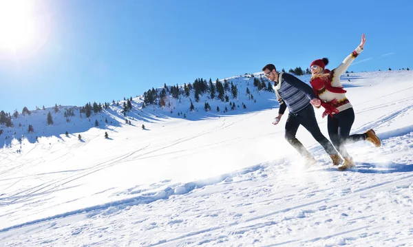 Alegre jovem casal se divertindo no parque de inverno — Fotografia de Stock