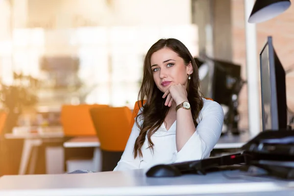 Heureuse femme d'affaires coûteuse planification et regarder de côté au bureau — Photo