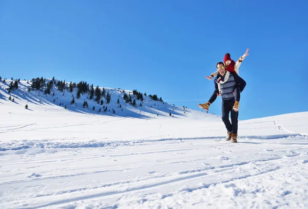 Amante casal brincando juntos na neve ao ar livre . — Fotografia de Stock