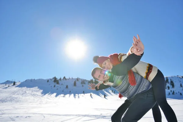 Pareja cariñosa jugando juntos en nieve al aire libre . — Foto de Stock