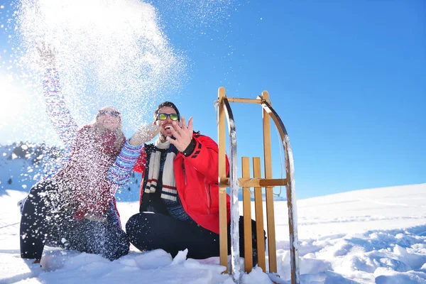 Boldog gondtalan fiatal pár szórakozik együtt a hóban. — Stock Fotó