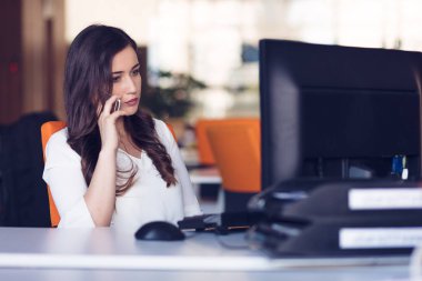 Bilgisayarda çalışarak ve Evet güzel genç kadın