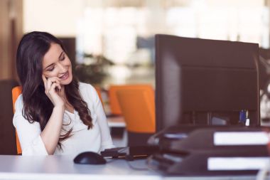 Bilgisayarda çalışarak ve Evet güzel genç kadın