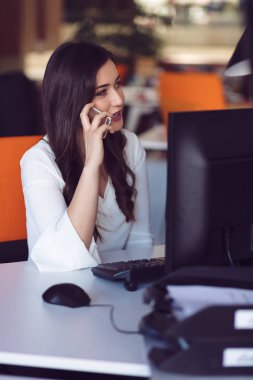 Bilgisayarda çalışarak ve Evet güzel genç kadın