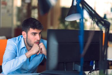 Başlangıç ofisinde çalışan serbest programcı