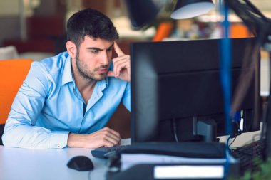 Başlangıç ofisinde çalışan serbest programcı