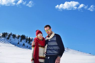 Mutlu çift birlikte kış tatil tatil dışında sırasında oynak kar Park