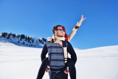 Seven çift birlikte açık karda oynarken.