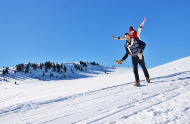 Seven çift birlikte açık karda oynarken.