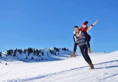 Seven çift birlikte açık karda oynarken.
