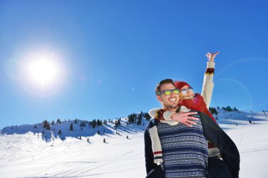 Seven çift birlikte açık karda oynarken.