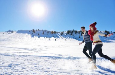 Genç çift Kış Park eğlenmek