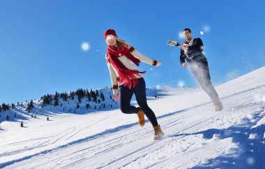 Genç çift Kış Park eğlenmek