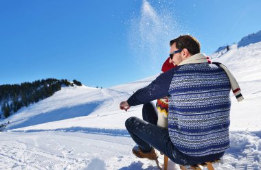 Kızak ve güneşli kış gününde zevk genç Çift