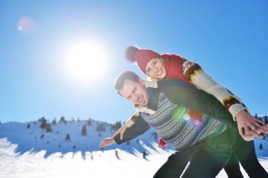 Seven çift birlikte açık karda oynarken.