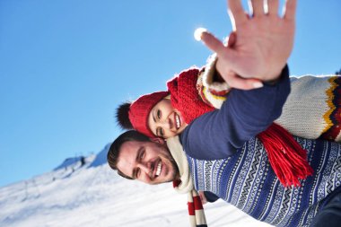Seven çift birlikte açık karda oynarken.