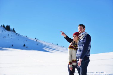 Sevgi dolu iki kış parkta kucaklayan. Renkli kapaklar ve eşarp koydular.