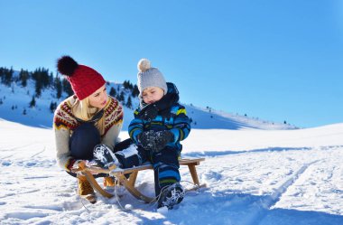 güzel güneşli kış günü doğada açık taze karda oynarken mutlu genç aile