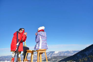 Bir çift salon üzerinde piknik bölgesinde Avrupa kayak merkezi üzerinde dinleniyor