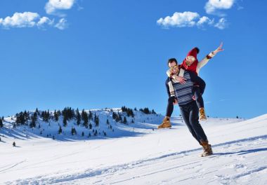 Seven çift birlikte açık karda oynarken.