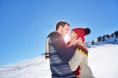 Sevgi dolu iki kış parkta kucaklayan. Renkli kapaklar ve eşarp koydular.