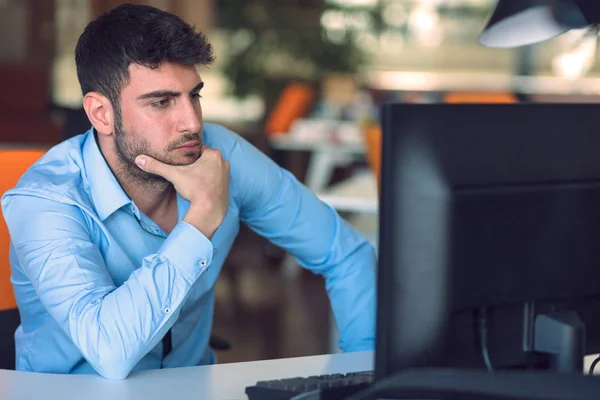 Programador freelance trabalhando no escritório de inicialização — Fotografia de Stock