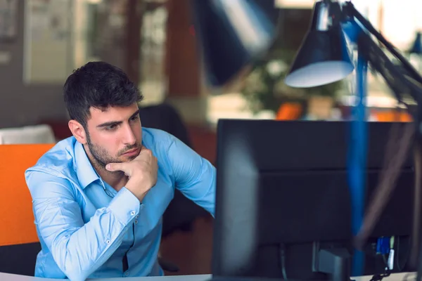 Programador freelance trabalhando no escritório de inicialização — Fotografia de Stock