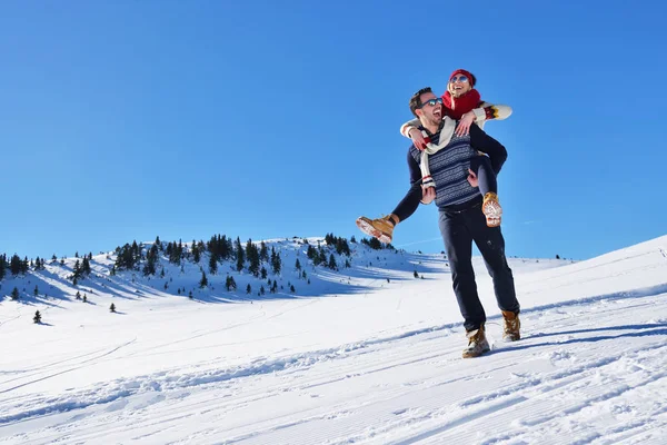 Seven çift birlikte açık karda oynarken.