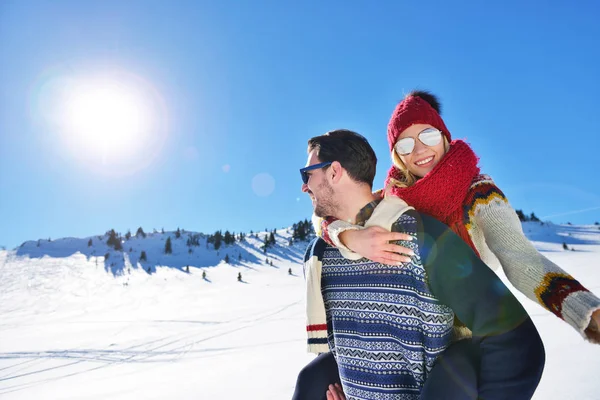 Amante casal brincando juntos na neve ao ar livre . — Fotografia de Stock