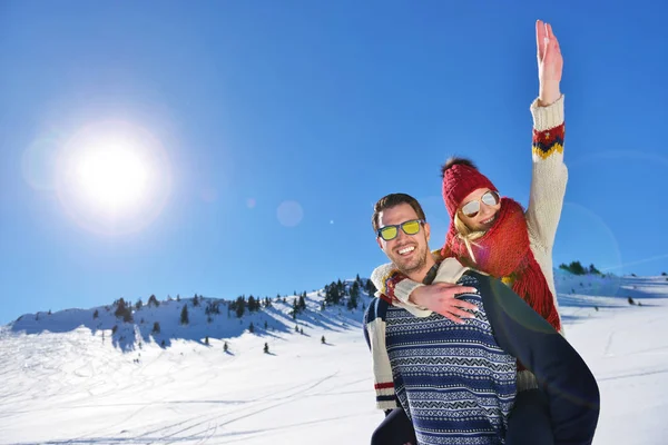 Seven çift birlikte açık karda oynarken.