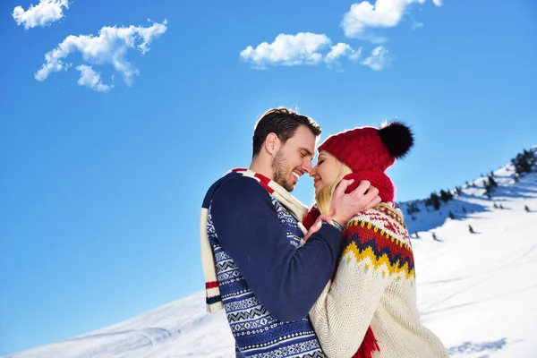 Sevgi dolu iki kış parkta kucaklayan. Renkli kapaklar ve eşarp koydular.