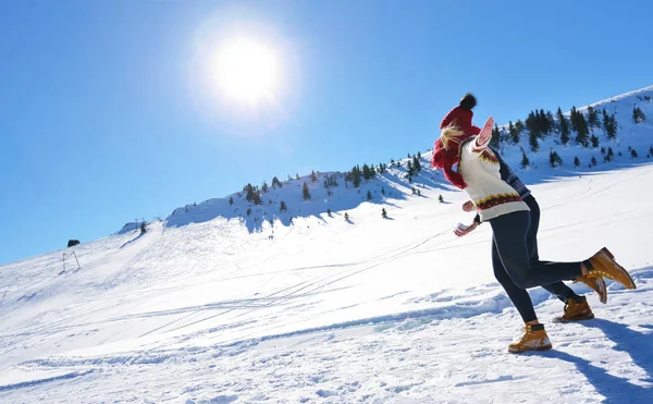 Genç çift Kış Park eğlenmek