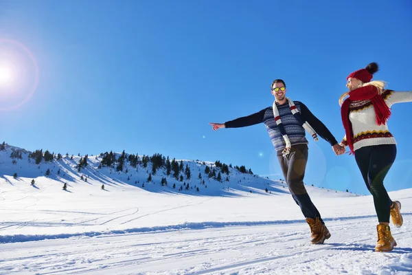 Alegre jovem casal se divertindo no parque de inverno — Fotografia de Stock