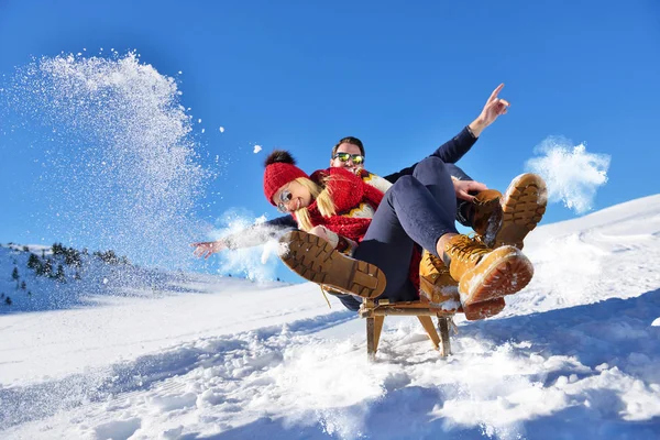 Casal jovem Sledding e desfrutar no dia ensolarado de inverno — Fotografia de Stock