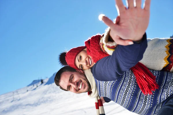 Seven çift birlikte açık karda oynarken.