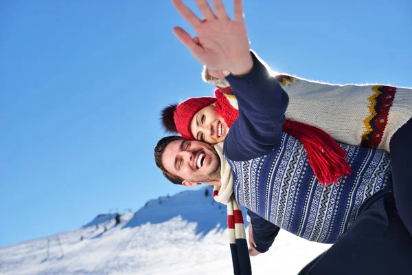 Amante casal brincando juntos na neve ao ar livre . — Fotografia de Stock