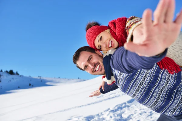 Amante casal brincando juntos na neve ao ar livre . — Fotografia de Stock