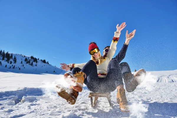 Casal jovem Sledding e desfrutar no dia ensolarado de inverno — Fotografia de Stock