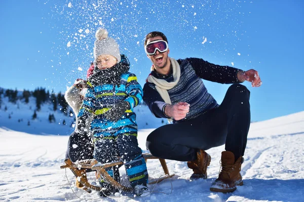 güzel güneşli kış günü doğada açık taze karda oynarken mutlu genç aile