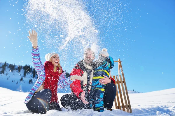 güzel güneşli kış günü doğada açık taze karda oynarken mutlu genç aile