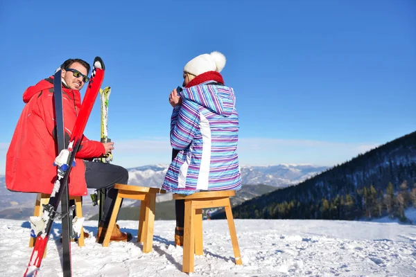 Una pareja descansa en los salones de la zona de picnic de la estación de esquí europea — Foto de Stock