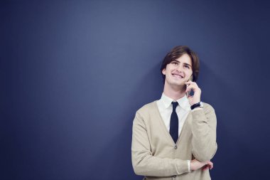 casual adam telefonda konuşurken