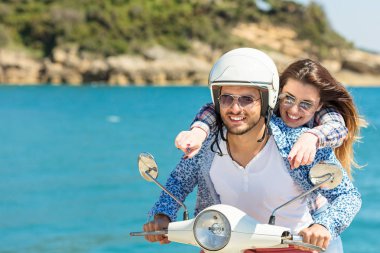 Genç çift bir scooter sürme 