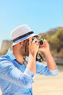 Şehirde fotoğraf çeken turist