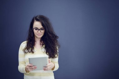 Dijital tablet tutan kadın