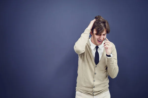 Homme occasionnel parlant au téléphone — Photo